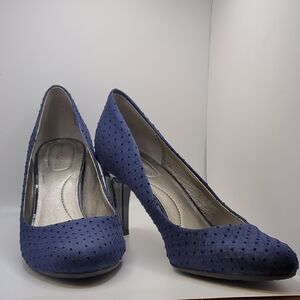 Bandolino "Lantana" Navy Textured Heels